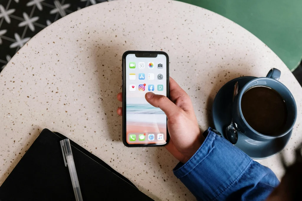 stratégie réseaux sociaux sur téléphone